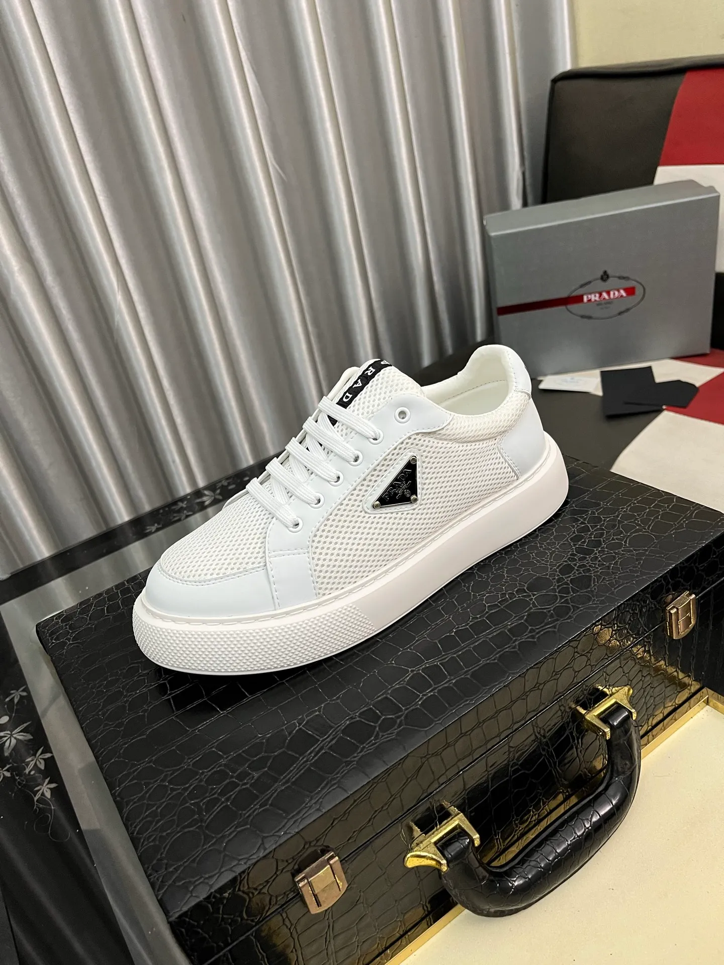 Men's men's shoes💰580⌚️⌚️Prada Prada early spring new model, top original quality, Prada casual sports shoes, made of imported solid color patent leather, spliced mesh cowhide upper, three-dimensional geometric segmentation, multi-color splicing, fashionable and generous, soft, comfortable and breathable. The tongue is decorated with classic letter logo, with fabric lining, cowhide foot pads, matched with P family's exclusive rubber outsole, upper material, breathable knitted fabric imported from Italy The delicate texture is super high-end! Fetal cowhide lining, super soft and comfortable, original molded outsole Size: 38-446️⃣ colors available